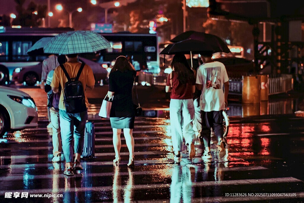 雨夜街头行人撑伞漫步