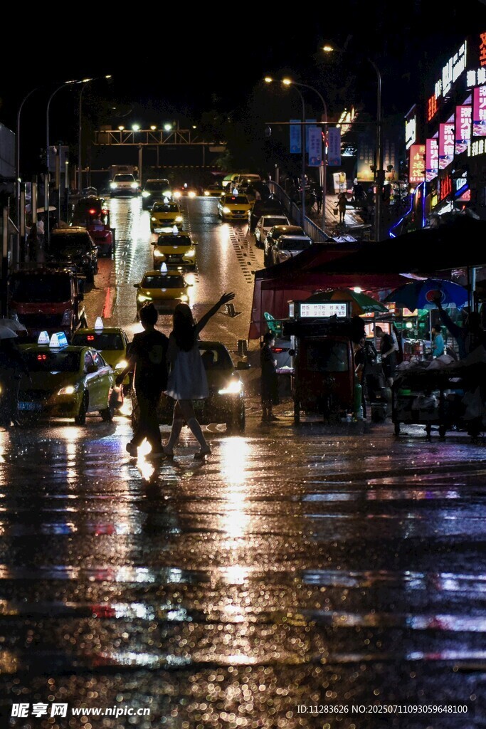雨夜街头的行人与霓虹