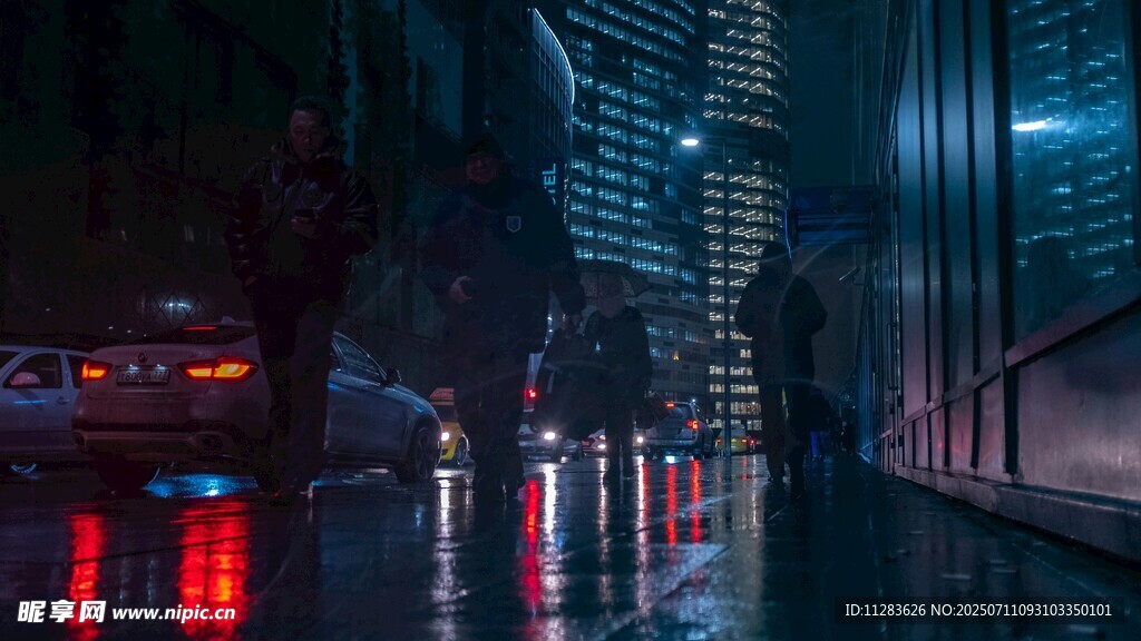 雨夜都市霓虹街道景象