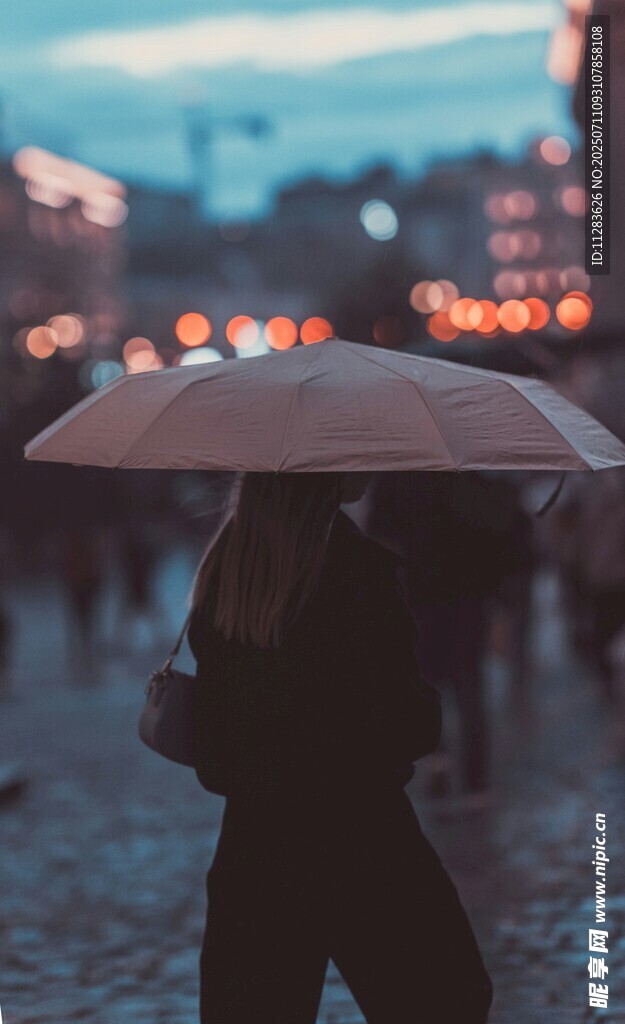 雨中撑伞的孤独身影