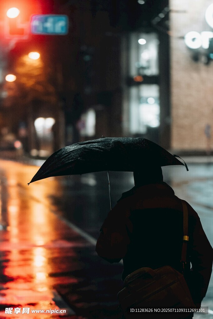 雨夜撑伞人