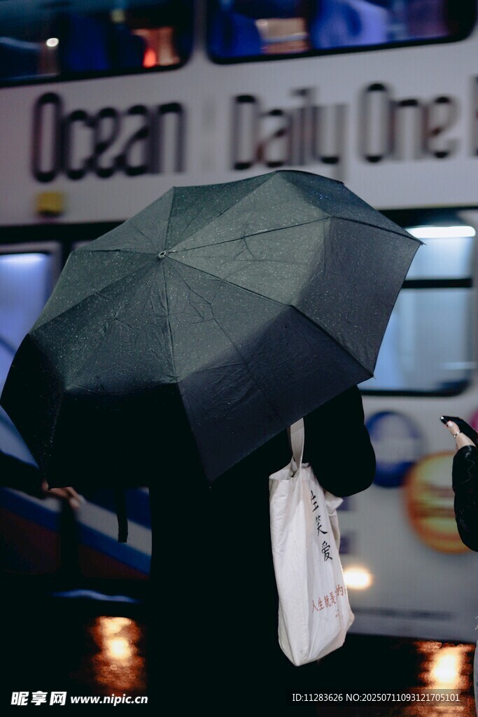 雨中撑伞人