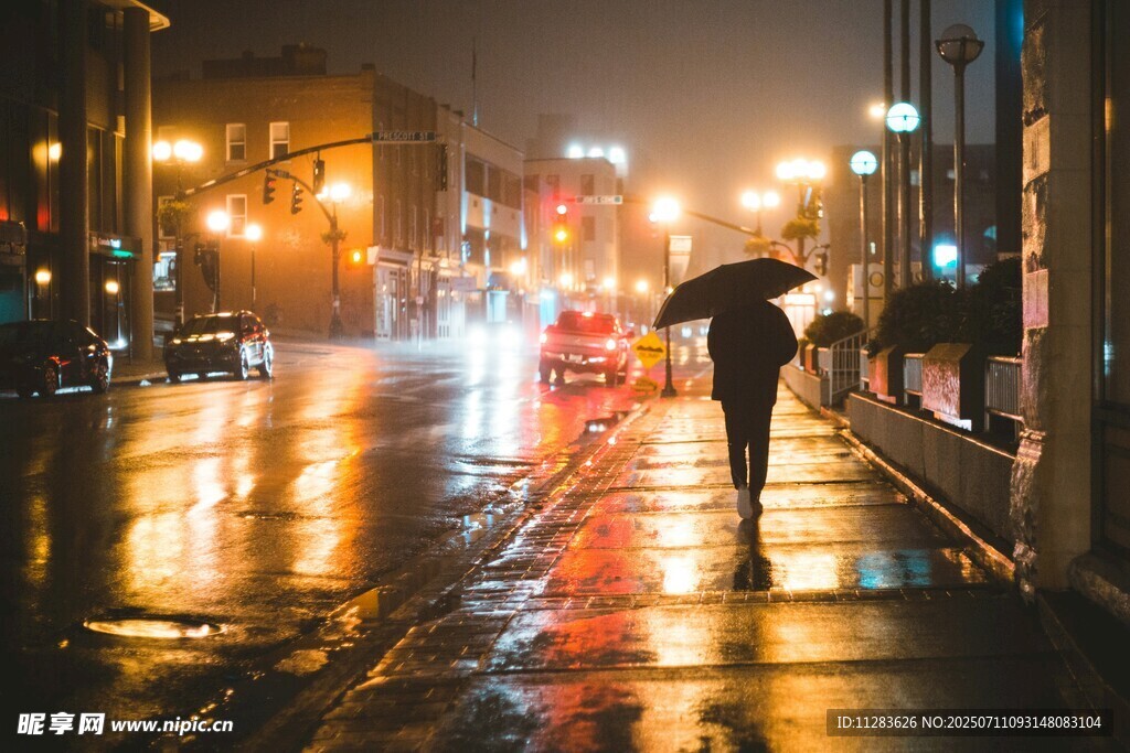 雨夜街头撑伞独行的身影