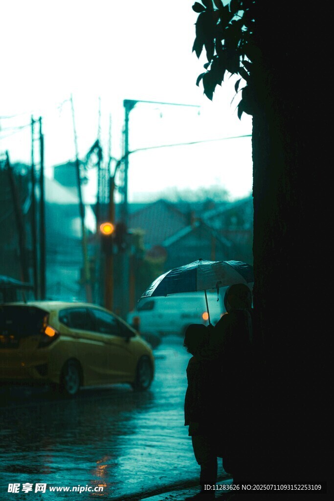 雨中城市街景的朦胧瞬间