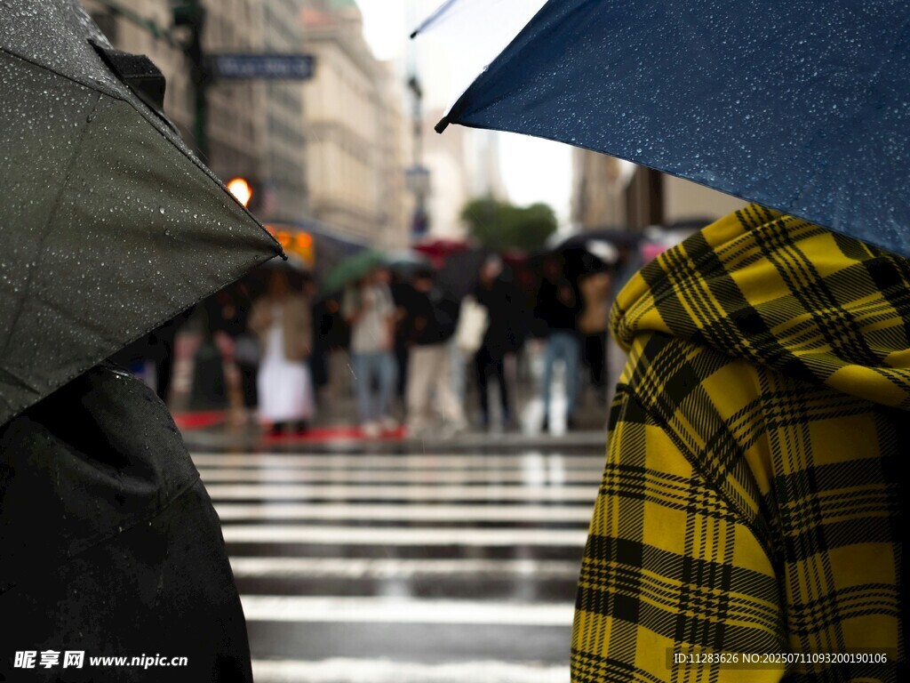雨中行人撑伞过马路