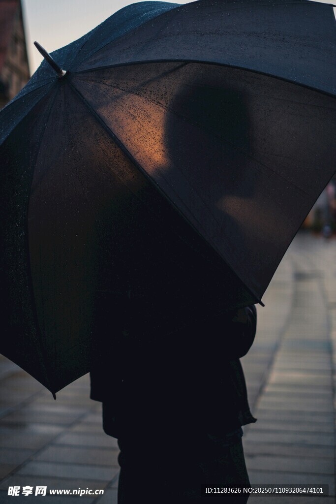雨中撑伞的孤独身影