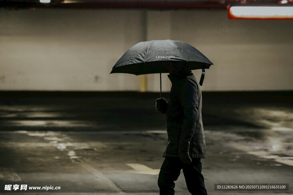 雨中独行者