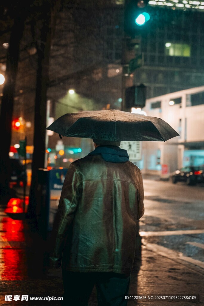 雨夜撑伞独行的身影