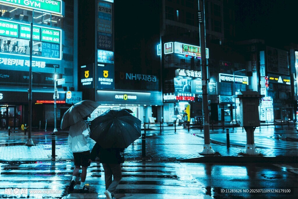 雨夜街头撑伞的孤独身影