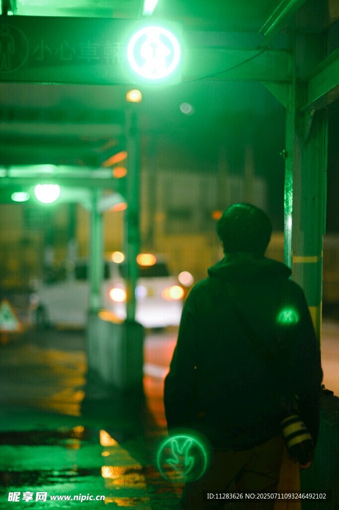 雨夜街头的孤独身影