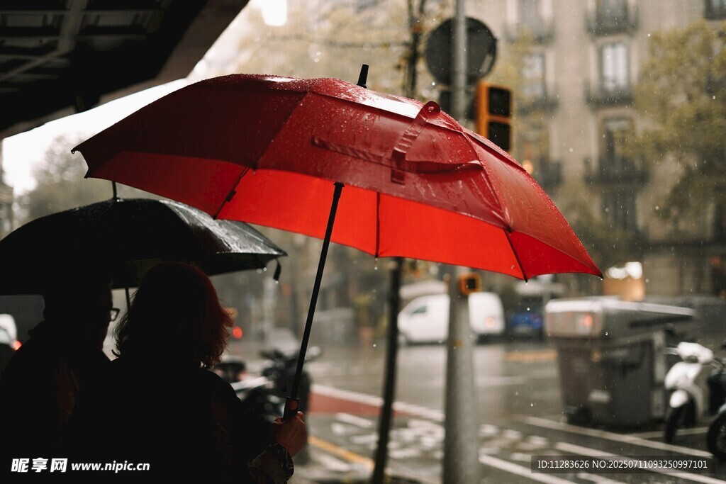 雨中街头撑伞的行人