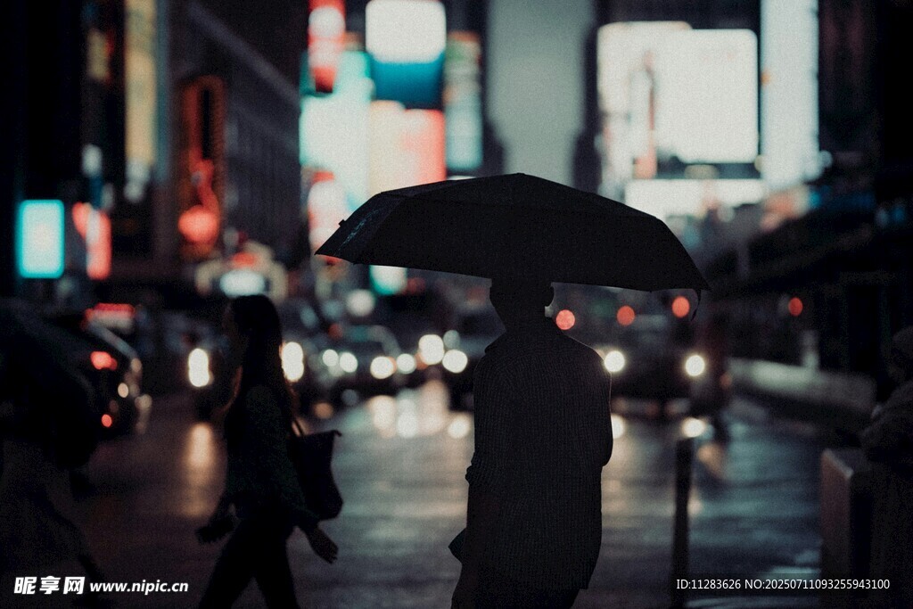 雨夜街头撑伞的孤独身影