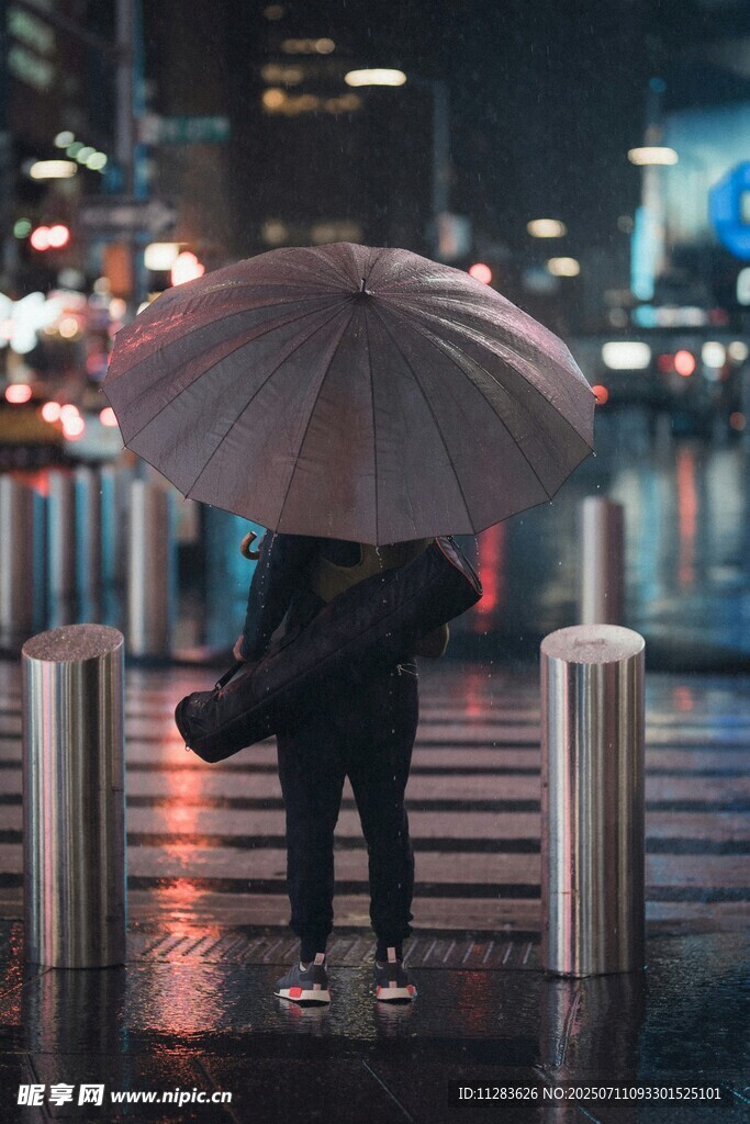 雨夜街头撑伞相拥的情侣