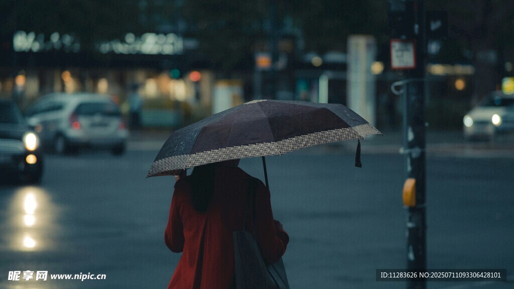 雨中撑伞独行的红衣身影