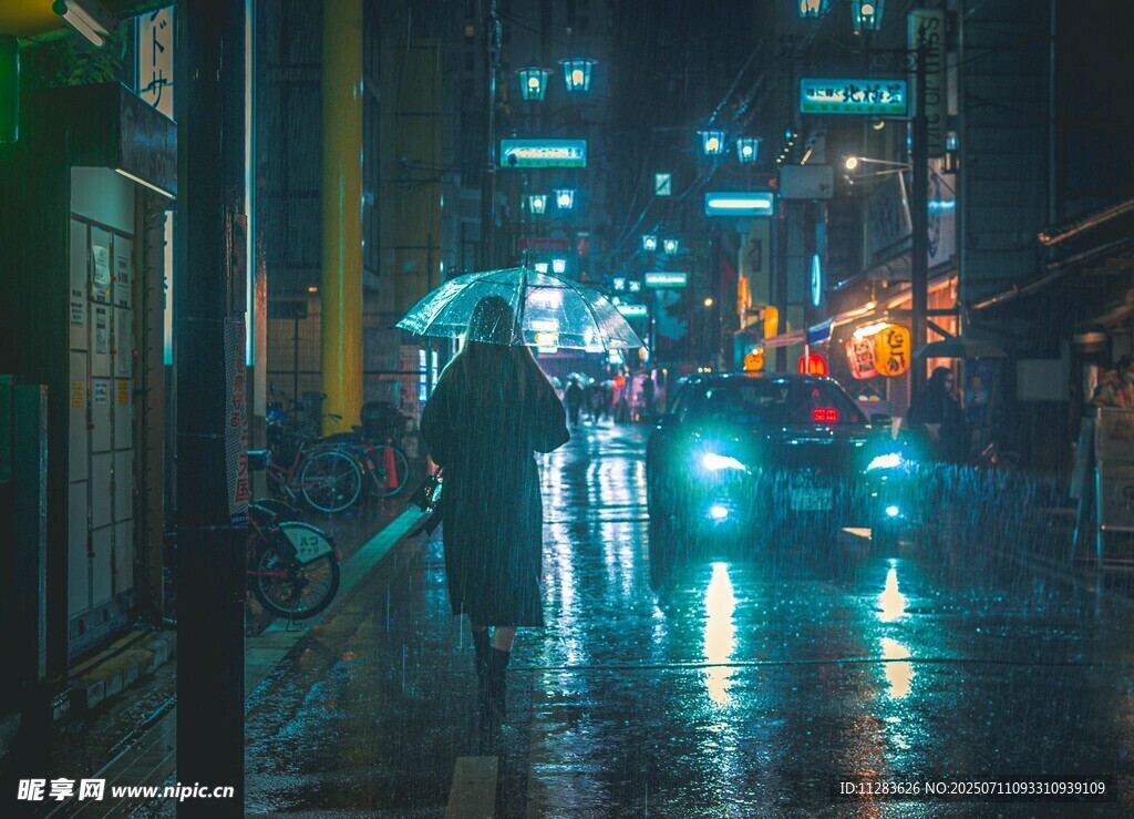 雨夜街头行人撑伞的景象