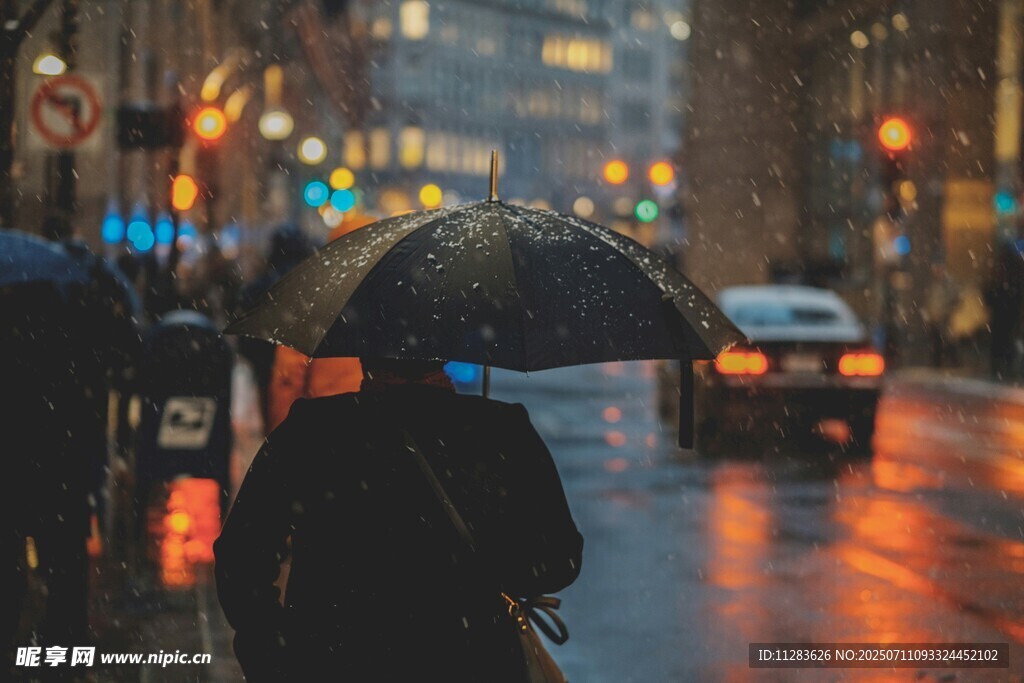 雨中撑伞行人的城市街景