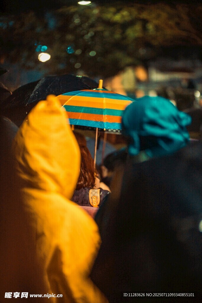 雨中行人背影