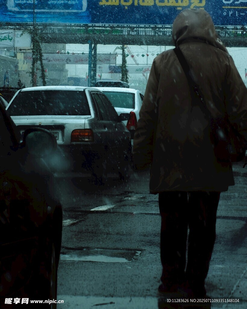 雨中行人背影