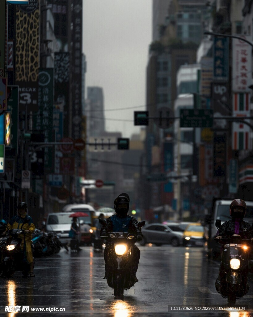 雨中城市街道的摩托骑行