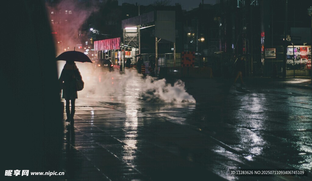 雨夜撑伞独行的孤独身影