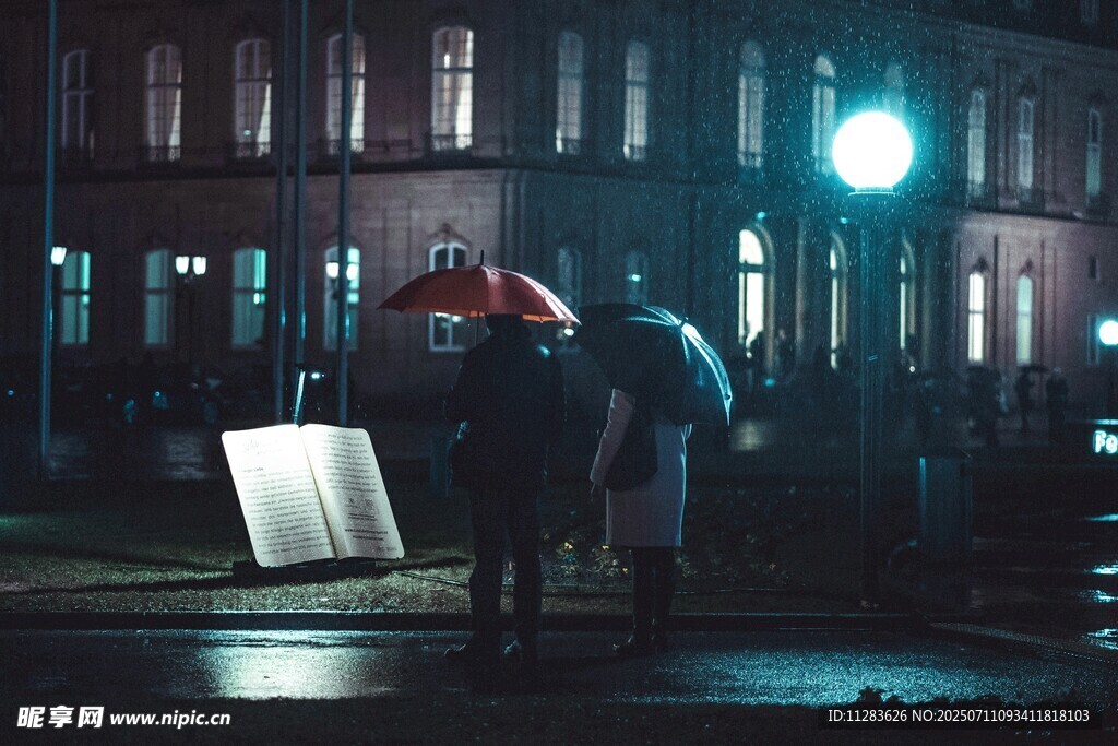 雨夜街头撑伞相拥的两人