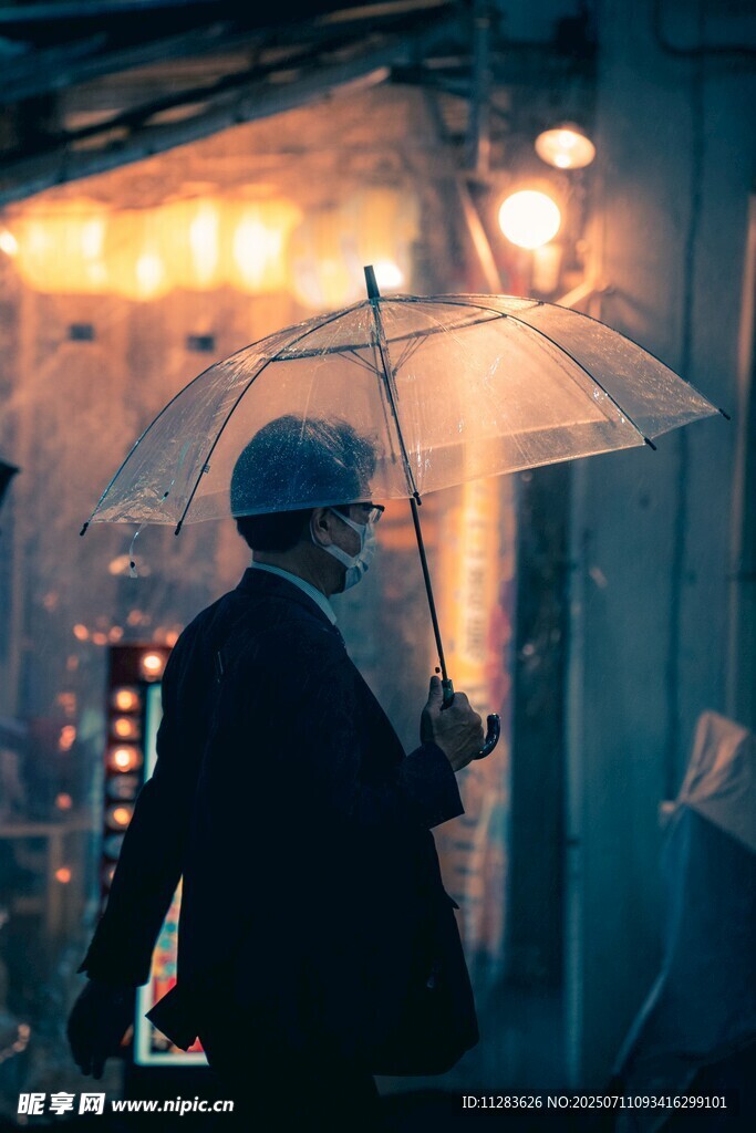 雨夜撑伞独行的孤独身影