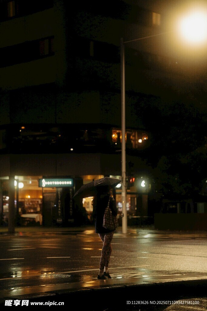 雨夜街头独行者