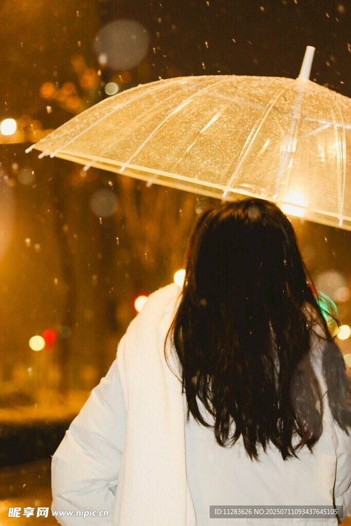 雨夜撑伞独行的女子