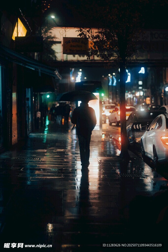 雨夜街头行人的朦胧身影