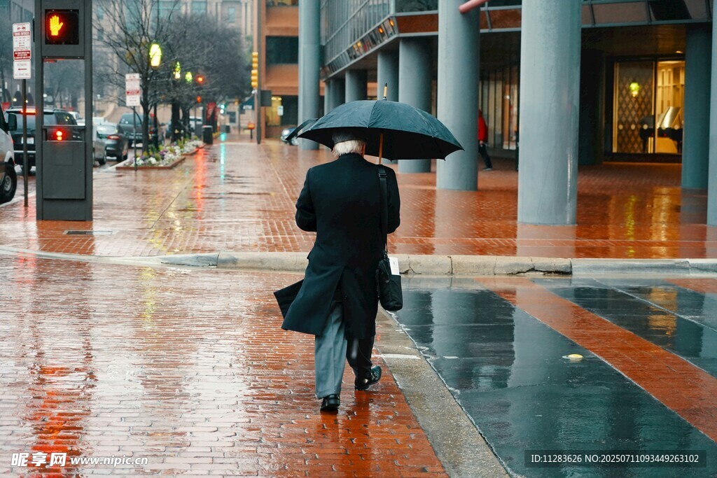 雨中撑伞独行的身影