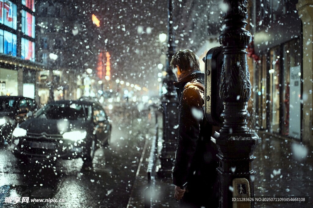 雨夜街头的浪漫景象