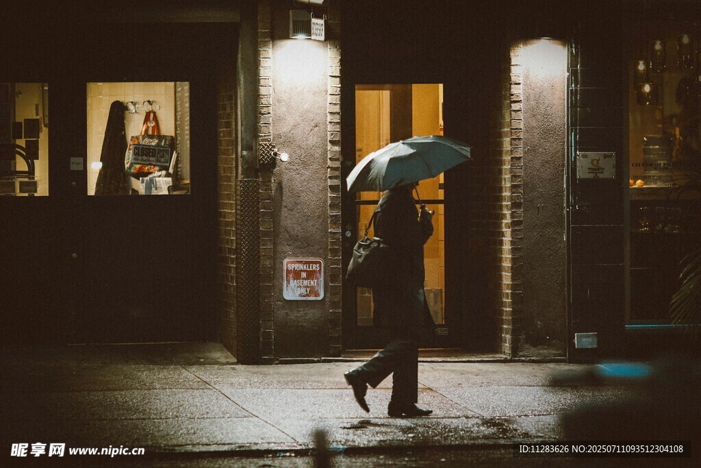 雨夜撑伞独行的身影
