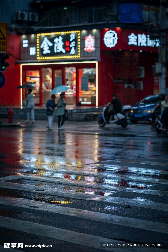 雨夜街边的热闹小吃店