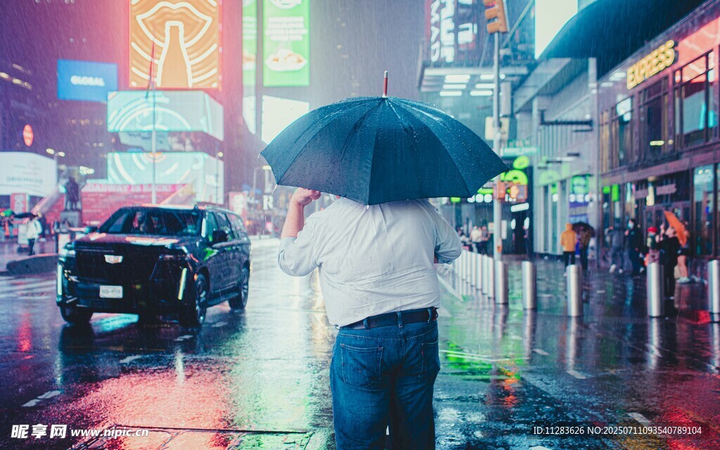 雨中撑伞漫步的城市行人