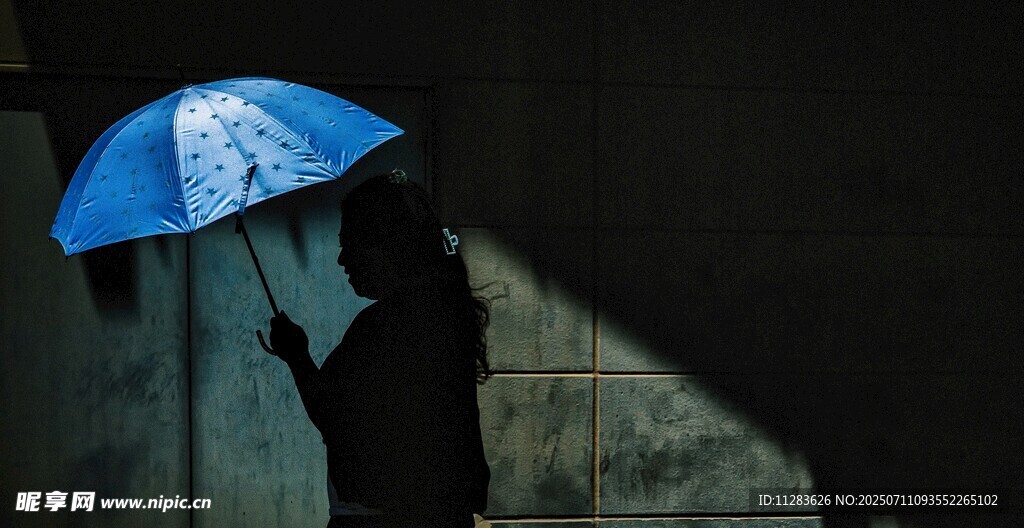 雨中撑伞的孤独身影