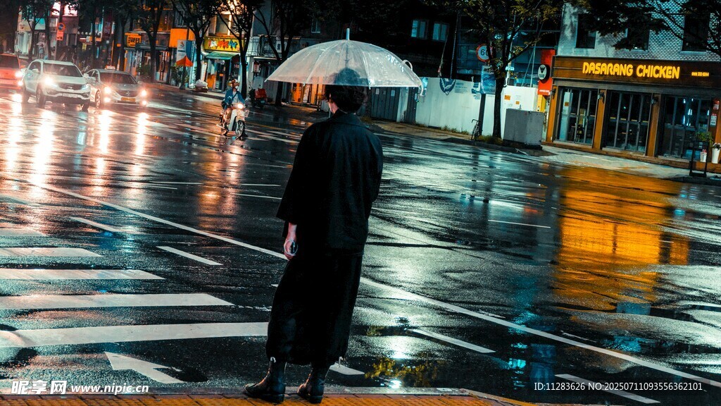 雨夜撑伞独行的身影