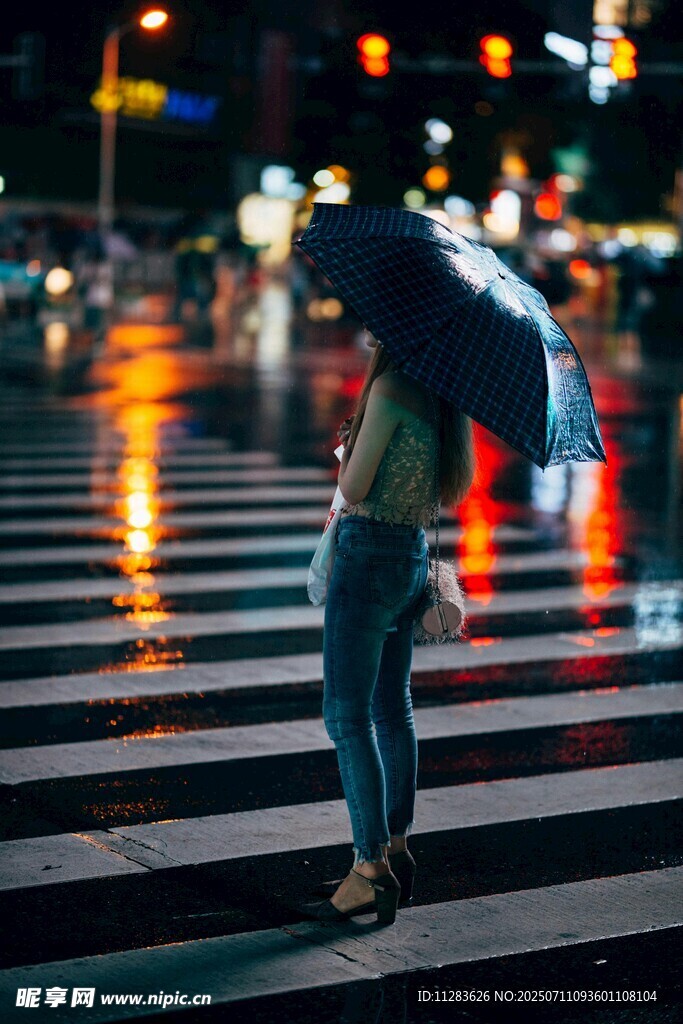 雨夜撑伞过马路的行人