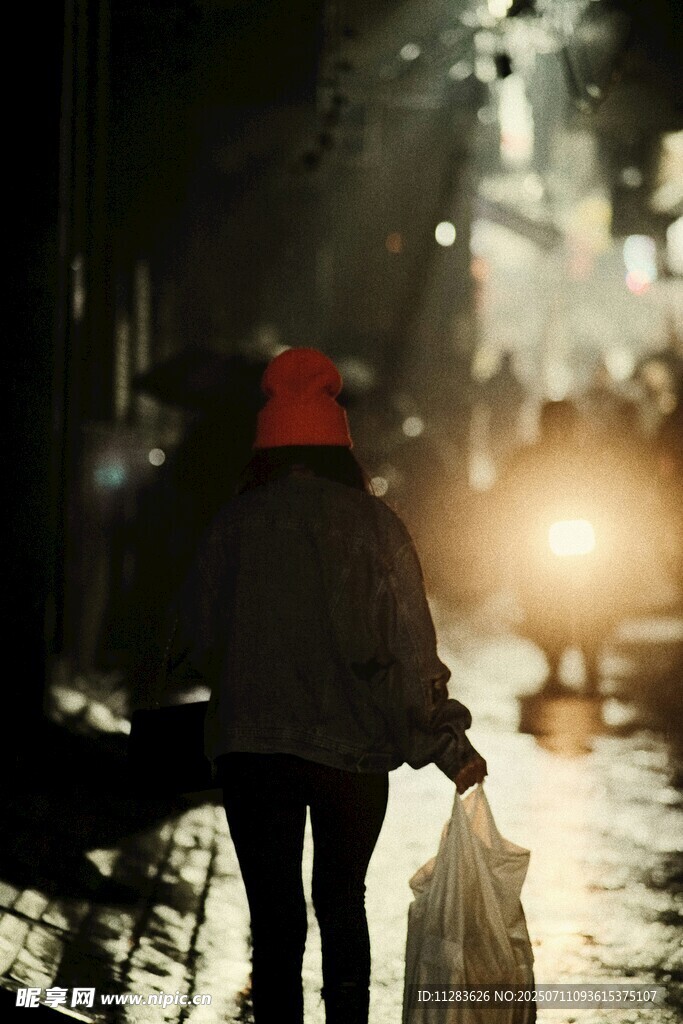 雨夜独行的孤独身影
