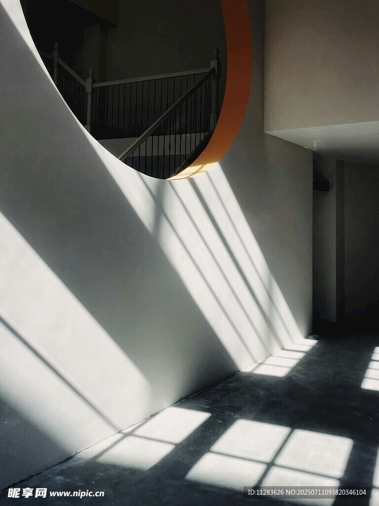 室内光影交错的静谧空间