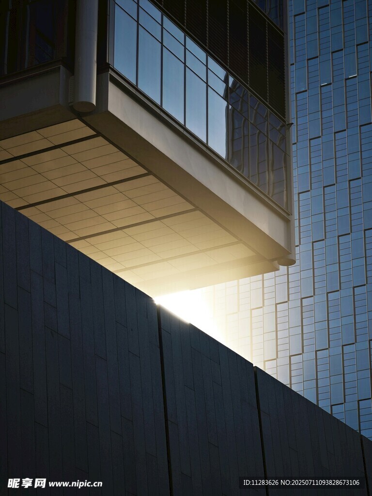 黄昏下的建筑光影一角