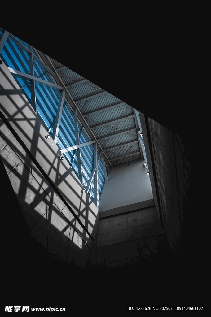 工业风建筑内部天窗景观