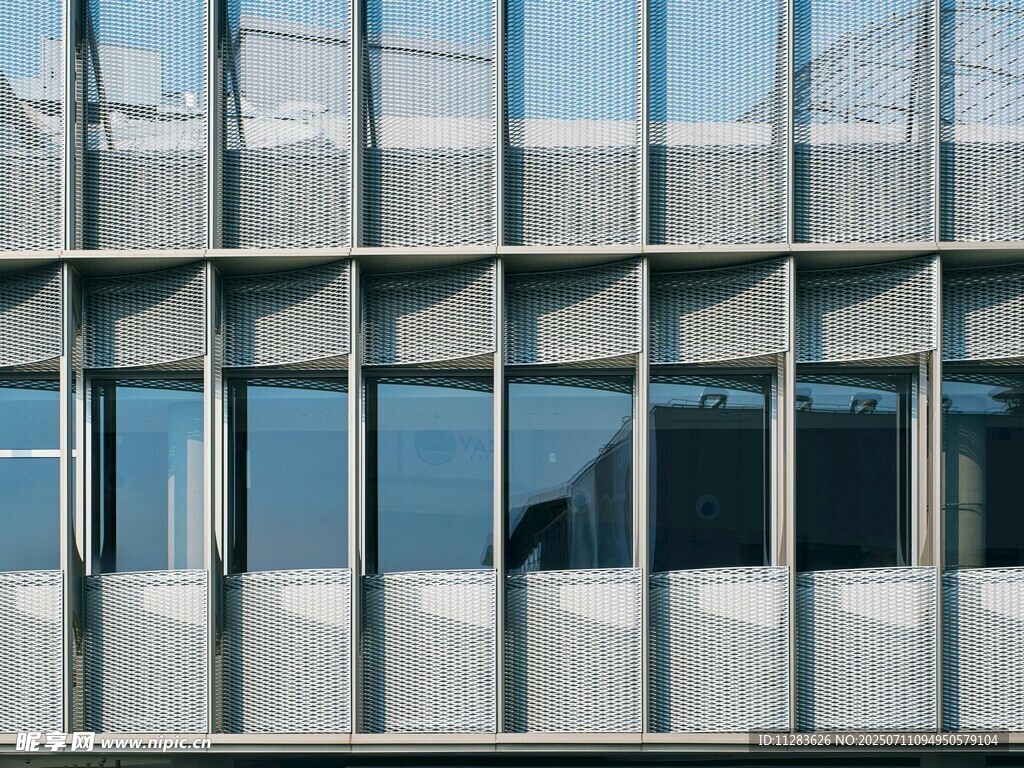 现代金属框架建筑外观