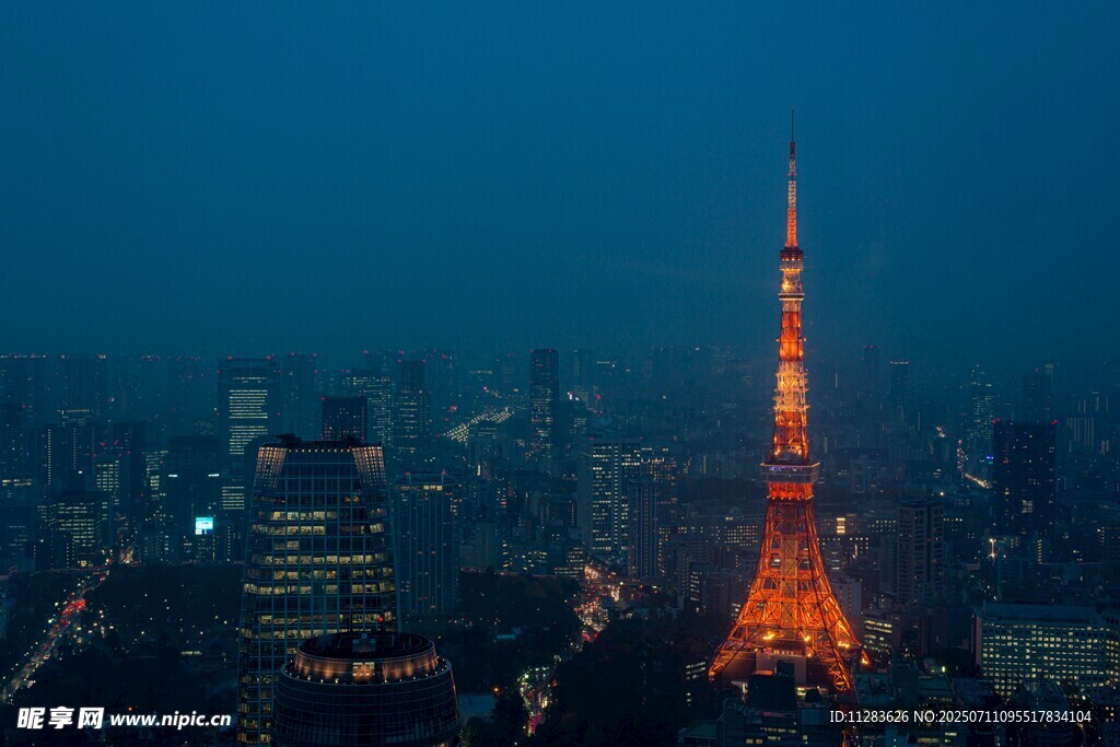 夜幕下的东京塔璀璨夺目