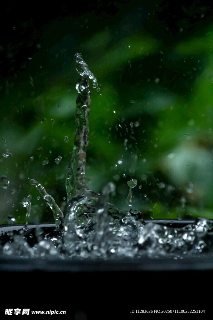 水滴飞溅瞬间