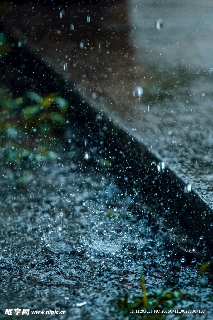 雨滴洒落地面的清新瞬间
