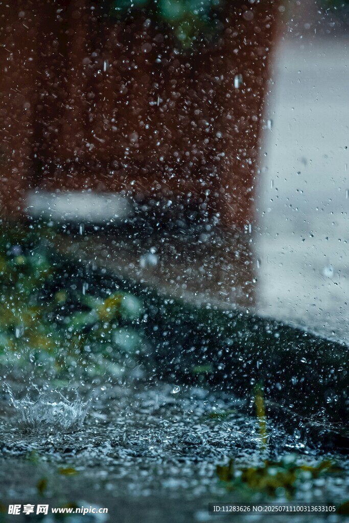 水滴洒落于斑驳表面