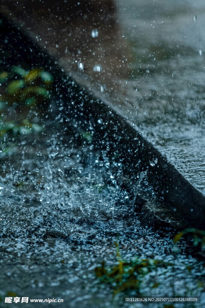 雨滴溅落地面瞬间