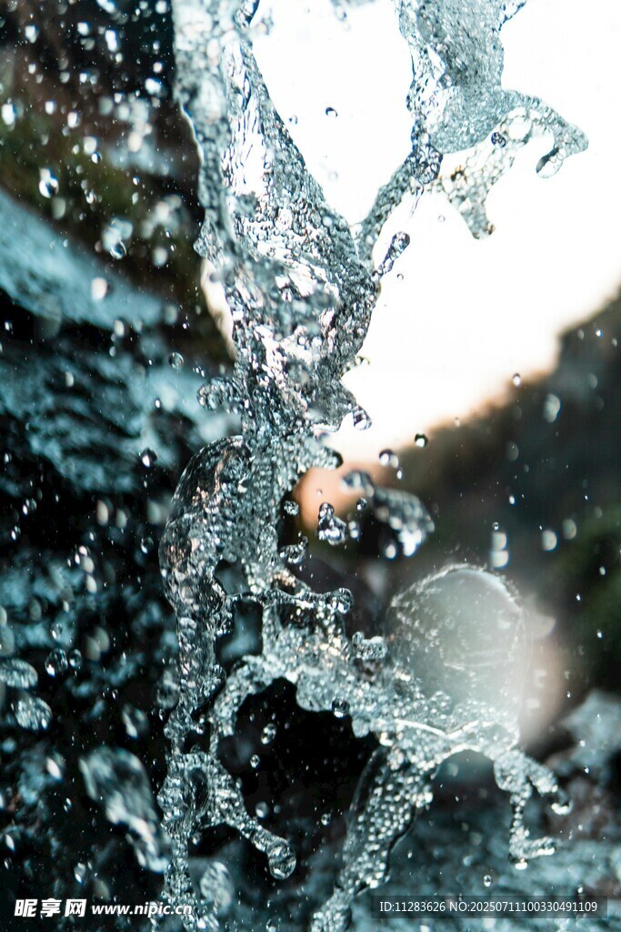 水珠覆盖的玻璃景象