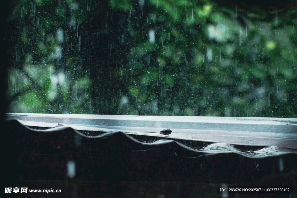 雨中屋檐