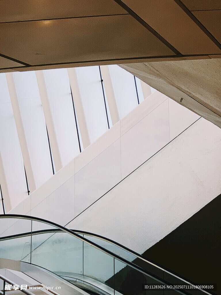 现代建筑中的玻璃扶梯景观